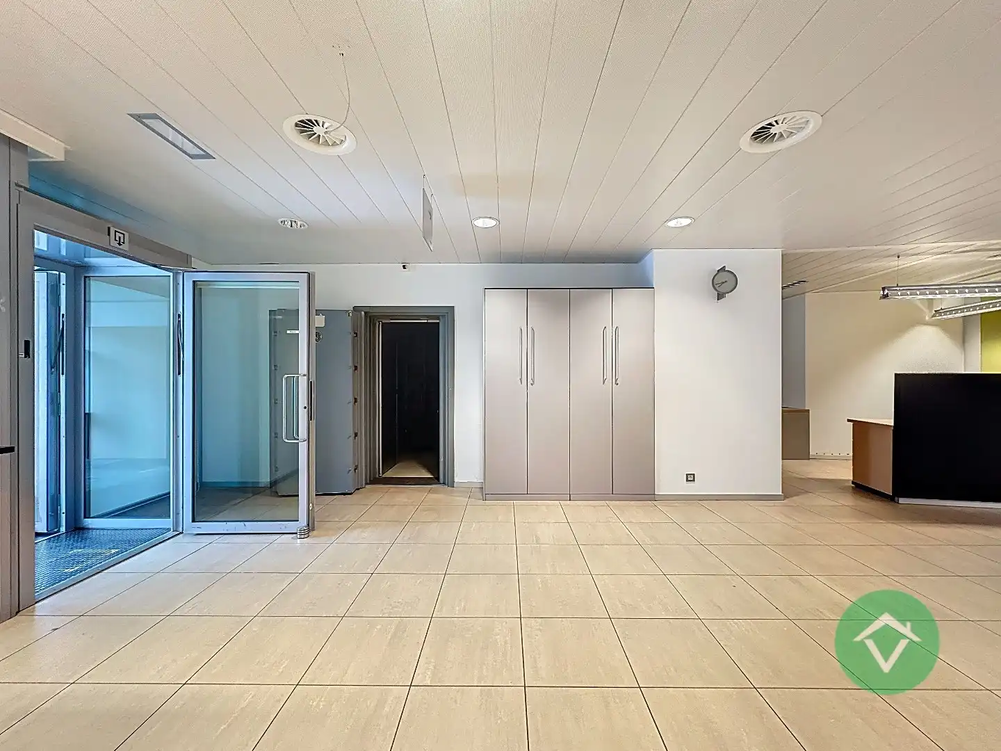 Commerciële toplocatie in Vleteren met burelen, vergaderruimtes en parking foto 5