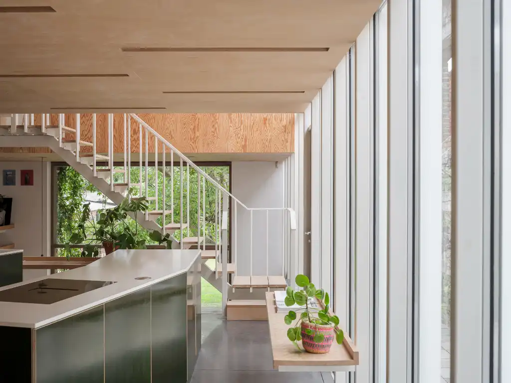 Uniek vastgoed! Exclusieve en creatieve site met twee kantoorruimtes, een polyvalent handelspand, een short-staystudio en een bijzonder architecturale split-levelwoning met ruime tuin, op een boogscheut van het stadscentrum. foto 17