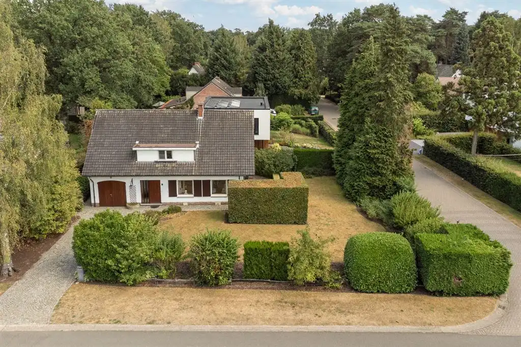 Hoofdfoto van de publicatie: Klassieke te renoveren villa op een mooi hoekperceel in wijk "Hertebos"