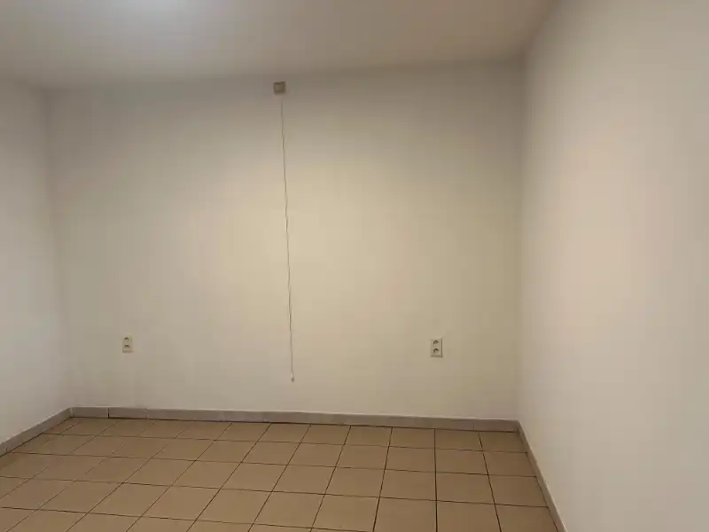 --- NIEUW --- Volledig gerenoveerd 1-slaapkamer appartement met autostaanplaats. foto 5