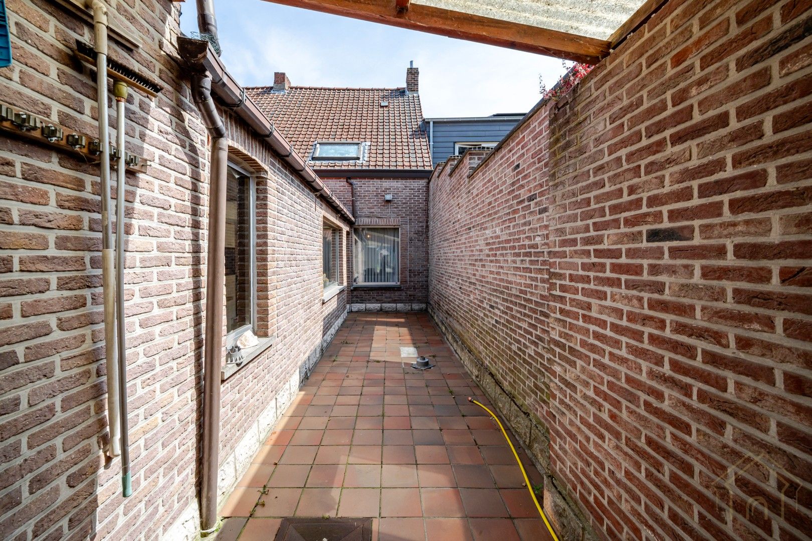 Te renoveren woning met garage, uitweg en grote tuin in hartje Zwevegem foto 10