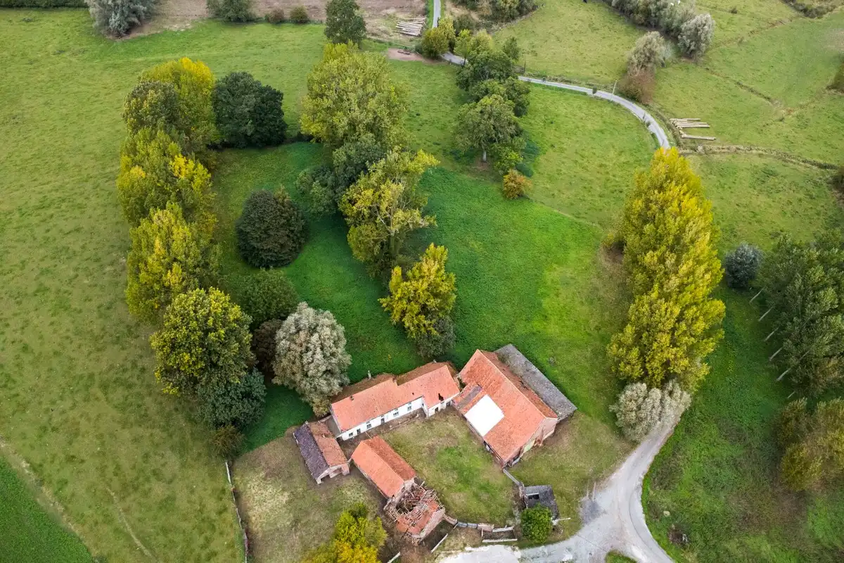 Te renoveren hoeve met schuren op ca. 1,3ha! foto 18