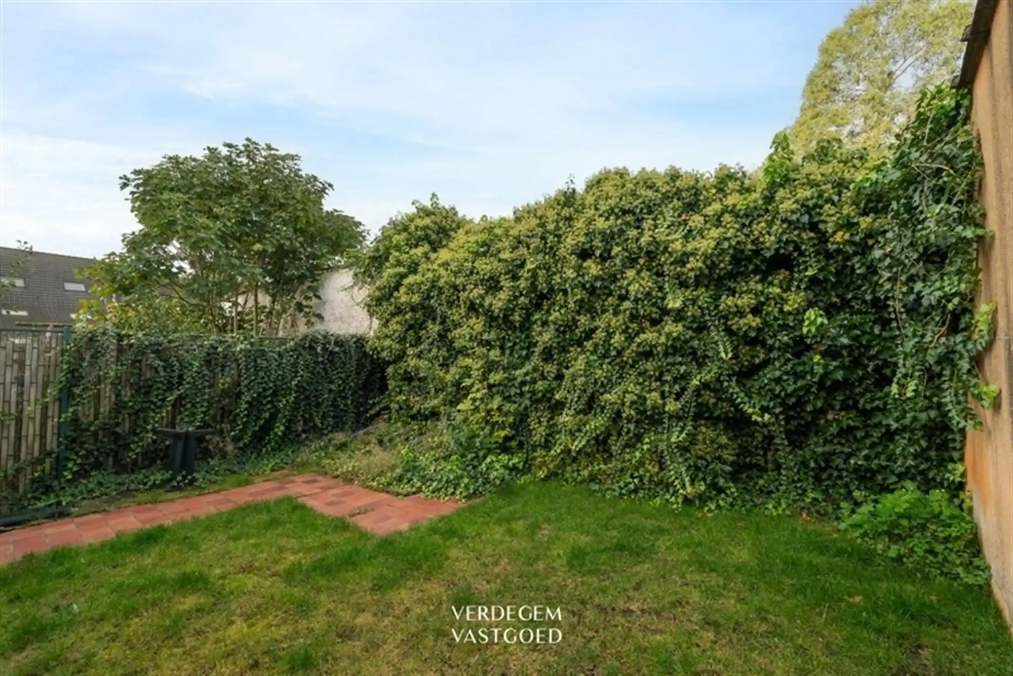 Handelspand met woonst tegenover ziekenhuiscampus Lokeren foto 16