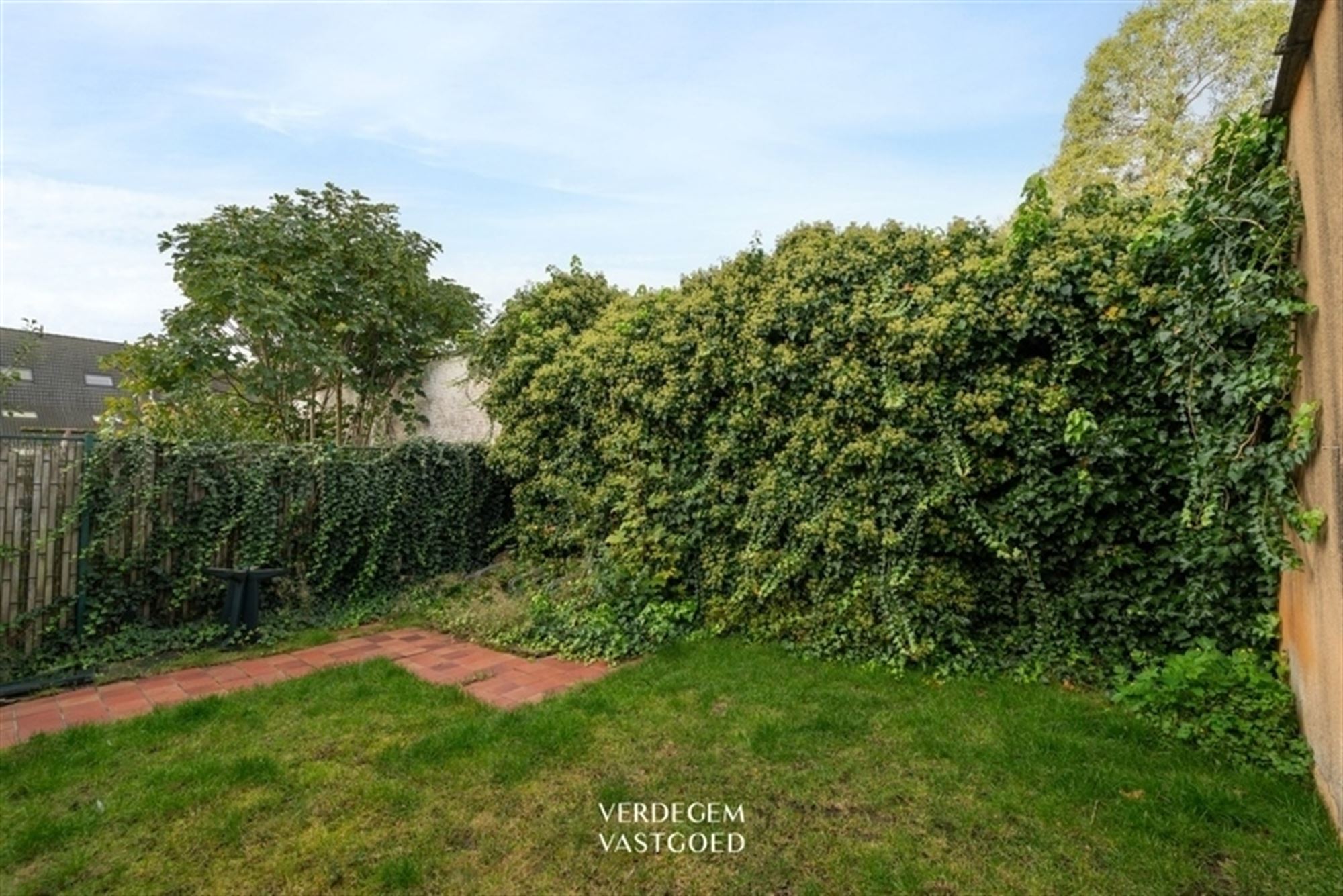 Handelspand met woonst tegenover ziekenhuiscampus Lokeren foto 16