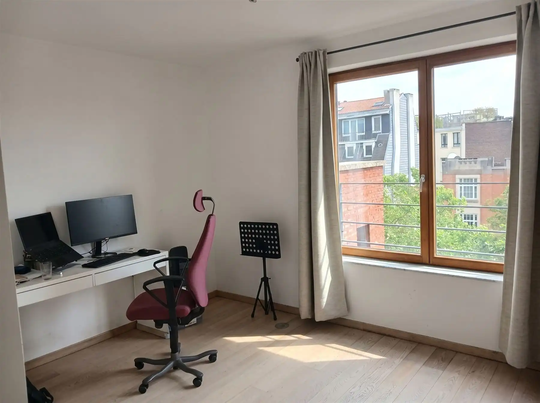 Ruim licht appartement met zicht op skyline van Brussel  foto 8