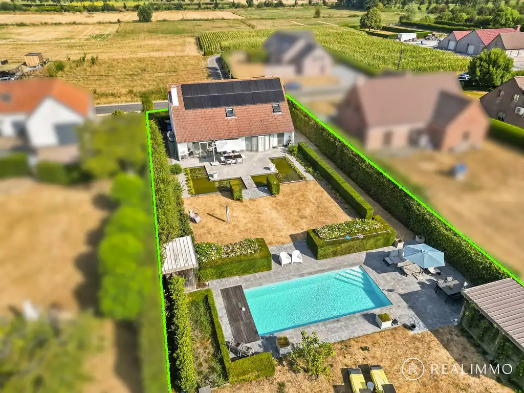 Tijdloze duurzame villa op 1.892m² met zwembad! foto {{pictureIndex}}