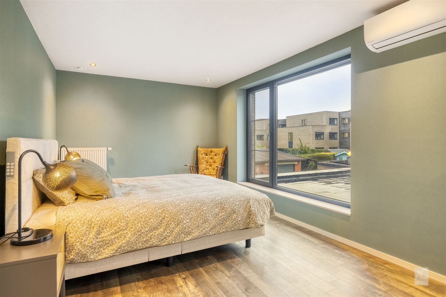 Recente halfopen bebouwing met 3 slaapkamers en garage foto 12