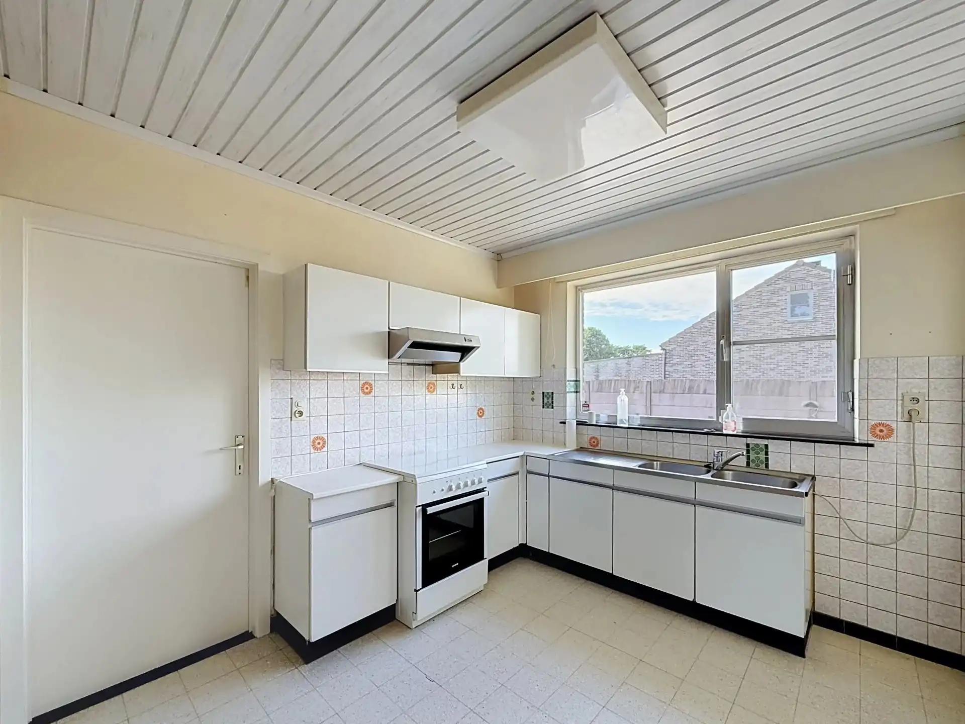 Te renoveren gelijkvloerse woning met 3 slaapkamers op een ruim perceel. foto 11
