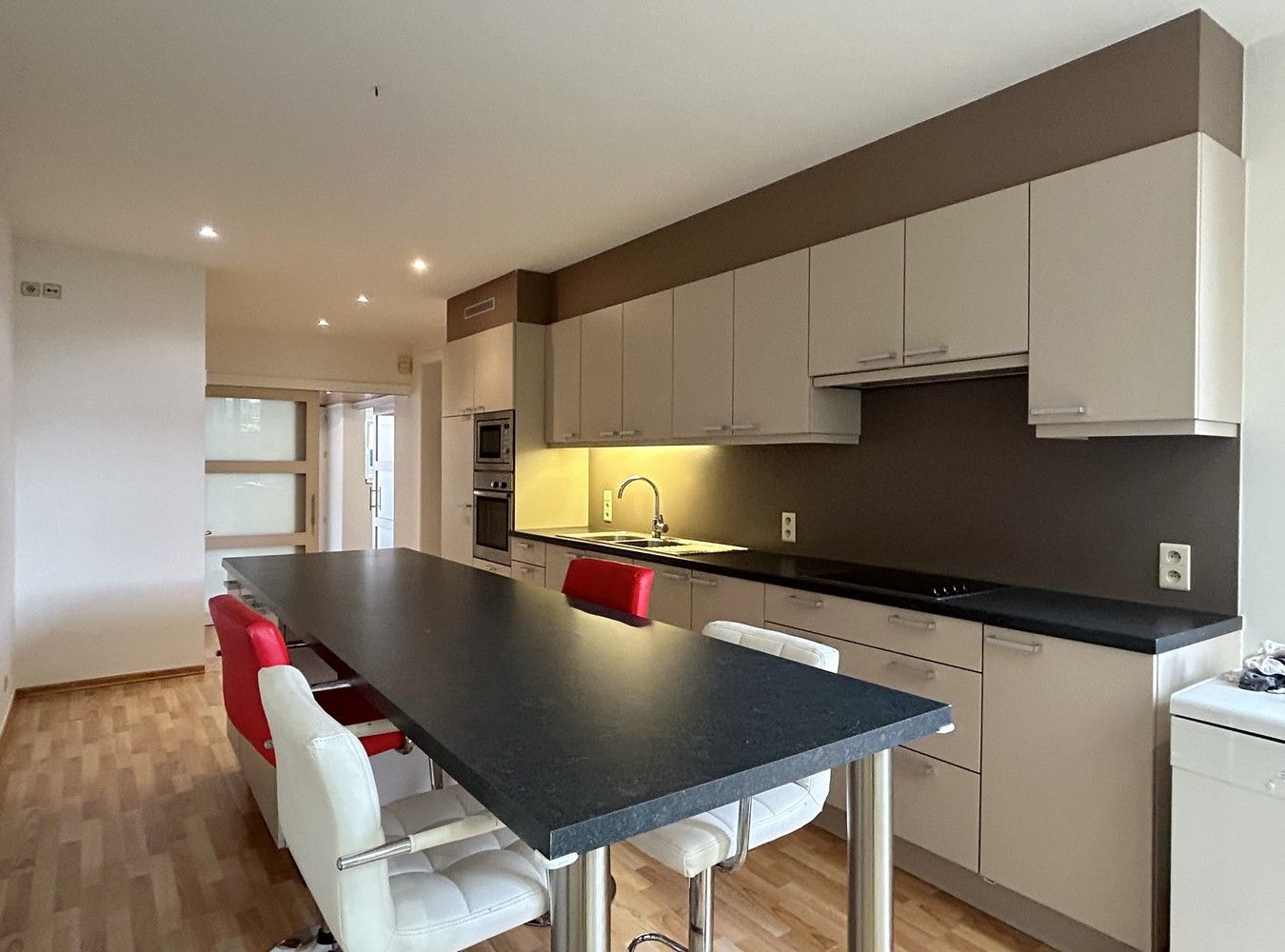 Modern gerenoveerd gelijkvloers appartement in centrum Bertem foto {{pictureIndex}}