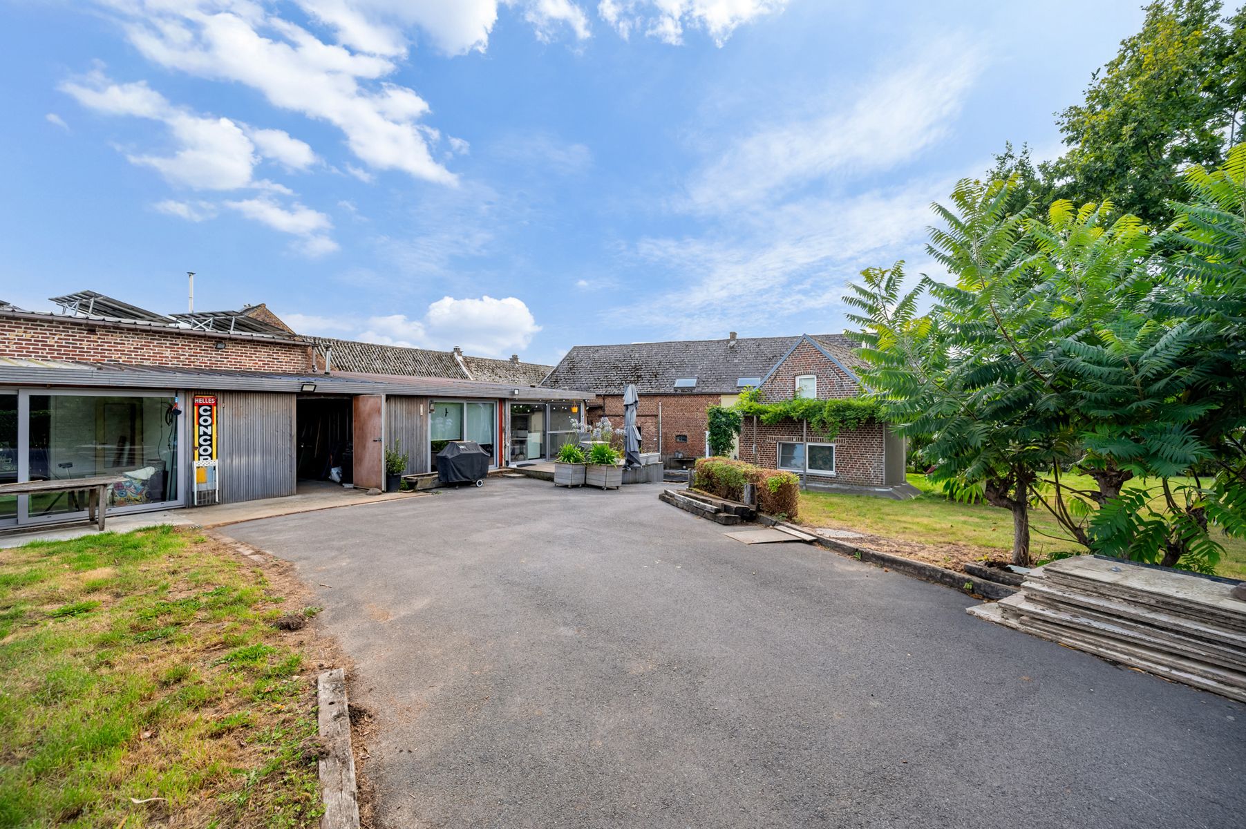 Ruime woning met atelier en garage op perceel van 32 are  foto 5