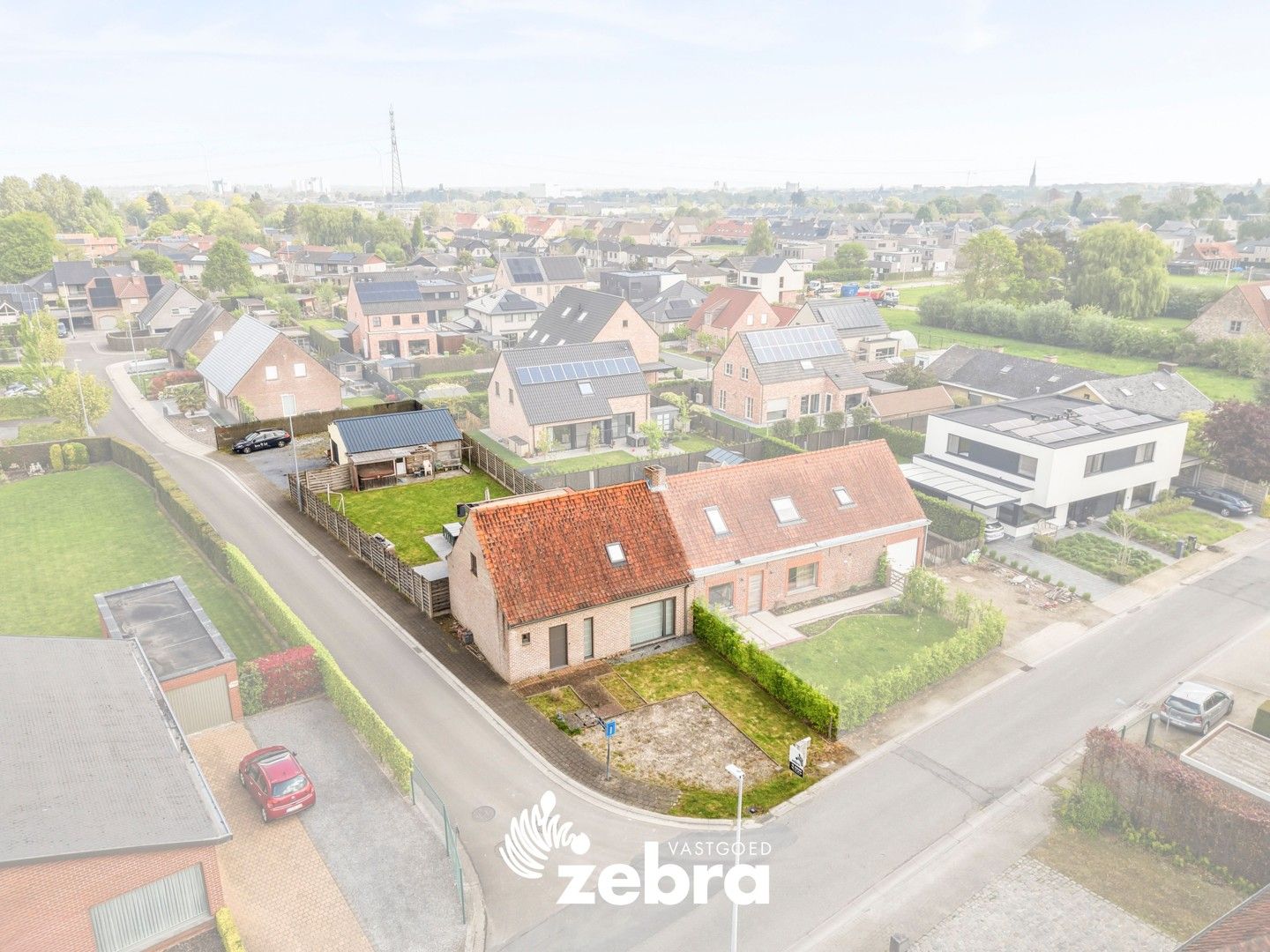 Instapklare woning met drie slaapkamers en loods op een toplocatie te Izegem! foto {{pictureIndex}}
