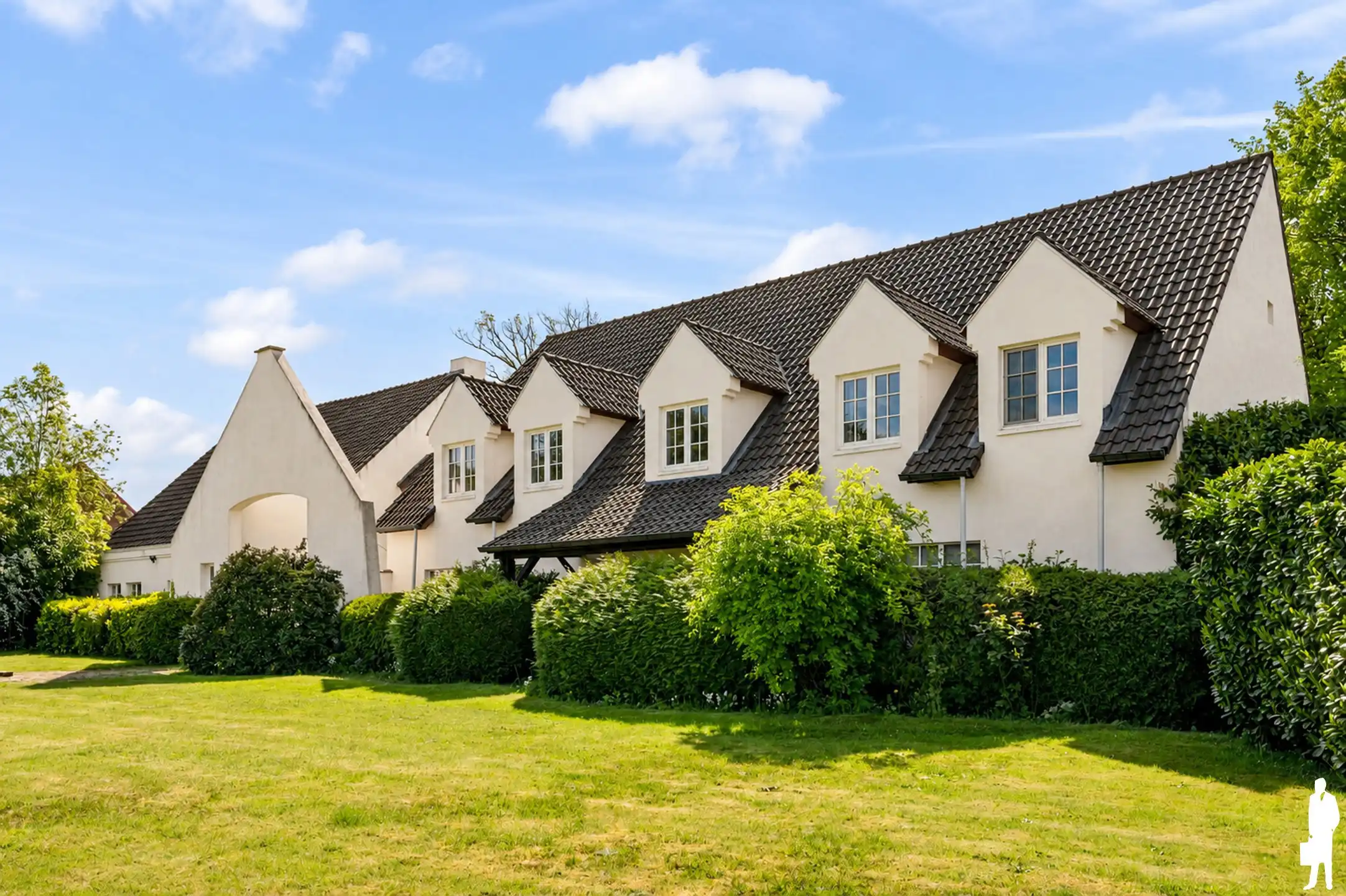 Hoofdfoto van de publicatie: Gelegen op de grens met Brasschaat te Ekeren donk , bevindt zich dit uniek landhuis