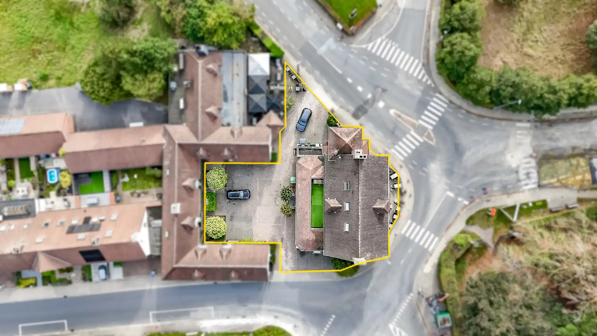 Multifunctionele eigendom met appartementen en handelszaken! foto 5