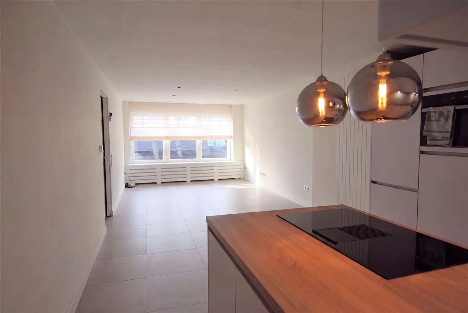 Instapklaar gelijkvloers appartement met 2 slaapkamers, koer en kelderberging, gelegen in het centrum van Maaseik. foto {{pictureIndex}}