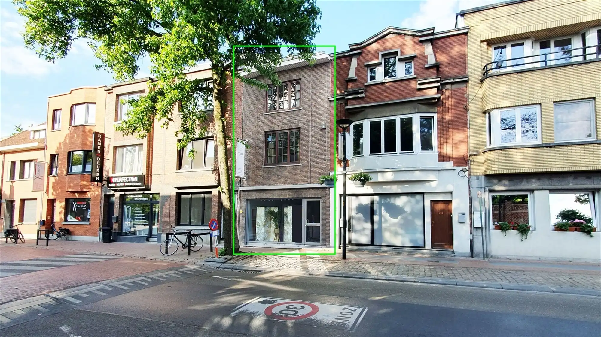 Volledig instapklaar handelspand met woonst foto {{pictureIndex}}