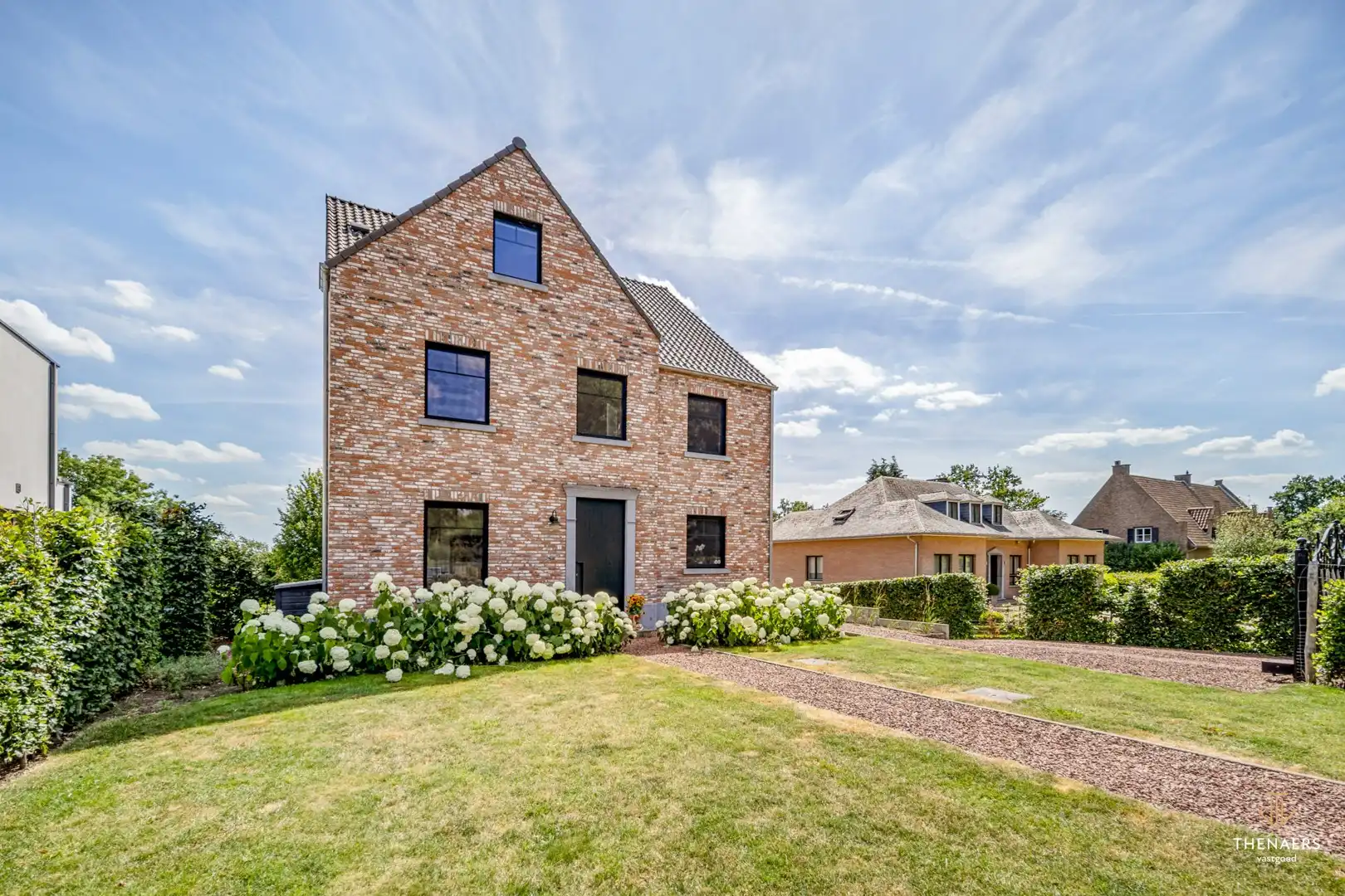 Exclusieve en bijzonder energiezuinige woning met 332 m² woonoppervlakte, vier autostaanplaatsen en verwarmd zwembad. foto {{pictureIndex}}
