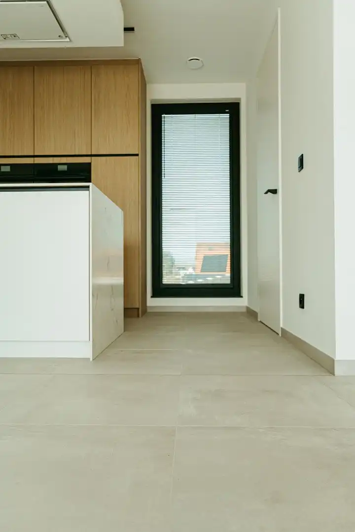 HOOGWAARDIG AFGEWERKT APPARTEMENT VAN 122,50 M² MET 2 SLAAPKAMERS, RUIM TERRAS EN PARKEERPLAATS TE CENTRUM TUILT foto 2