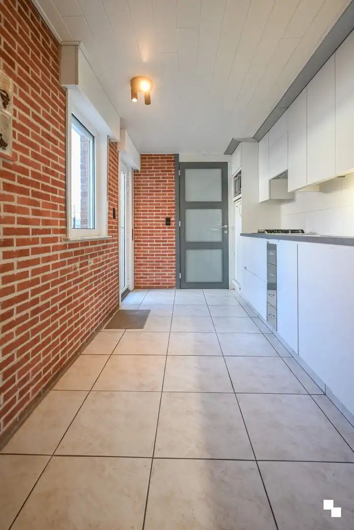 Rijwoning met uitweg achteraan en ruime garage te Izegem foto 9