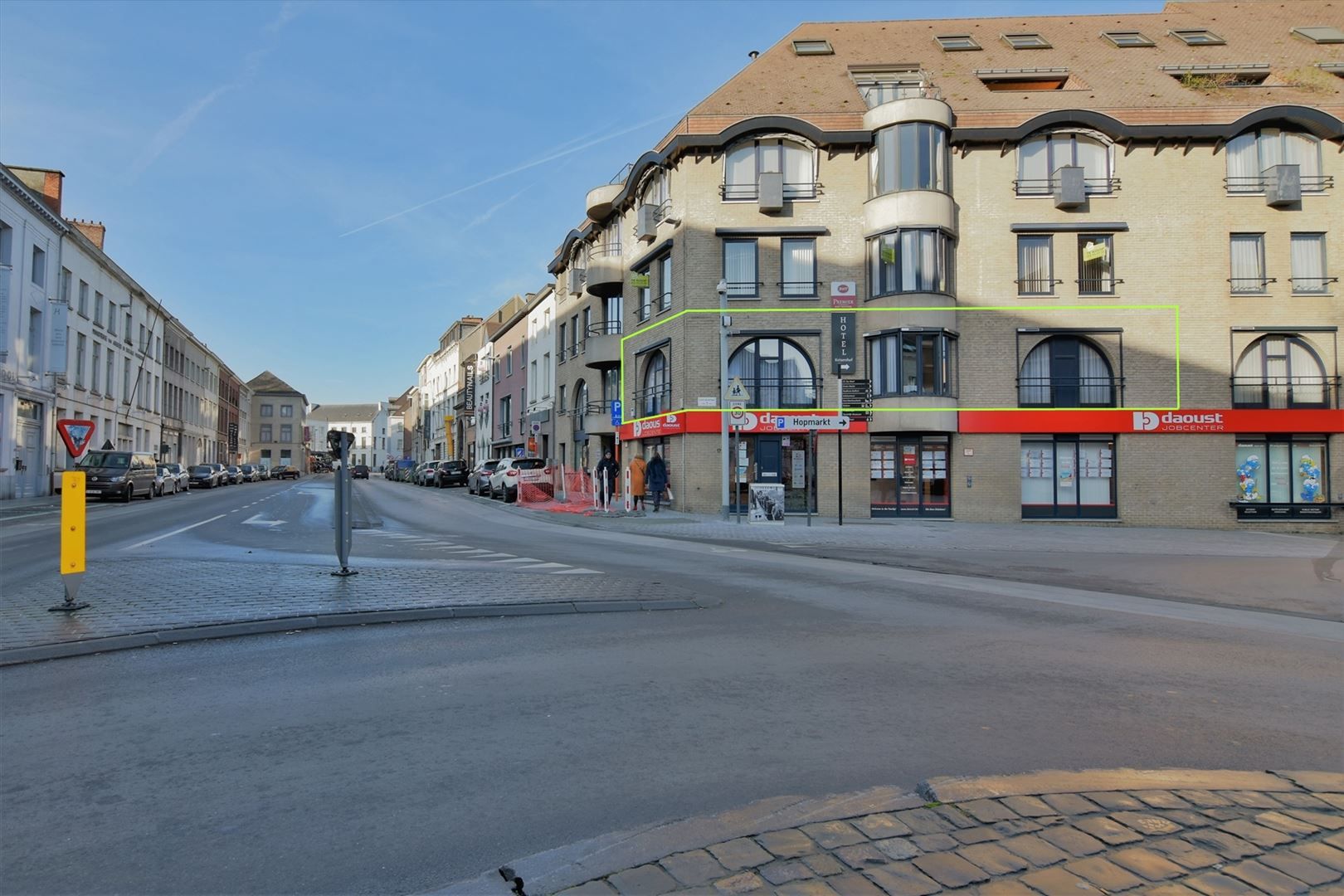 Stijlvol appartement met prachtig uitzicht op het Keizersplein hartje Aalst foto {{pictureIndex}}