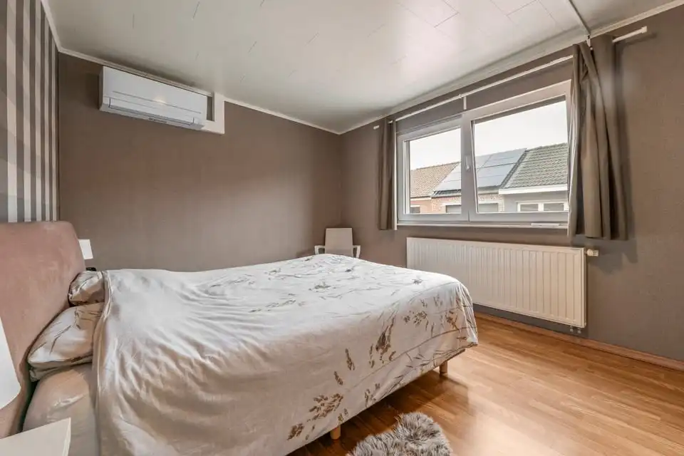 INSTAPKLARE HALFOPEN BEBOUWING MET ZONNEPANELEN EN TERRAS IN TONGEREN foto 14