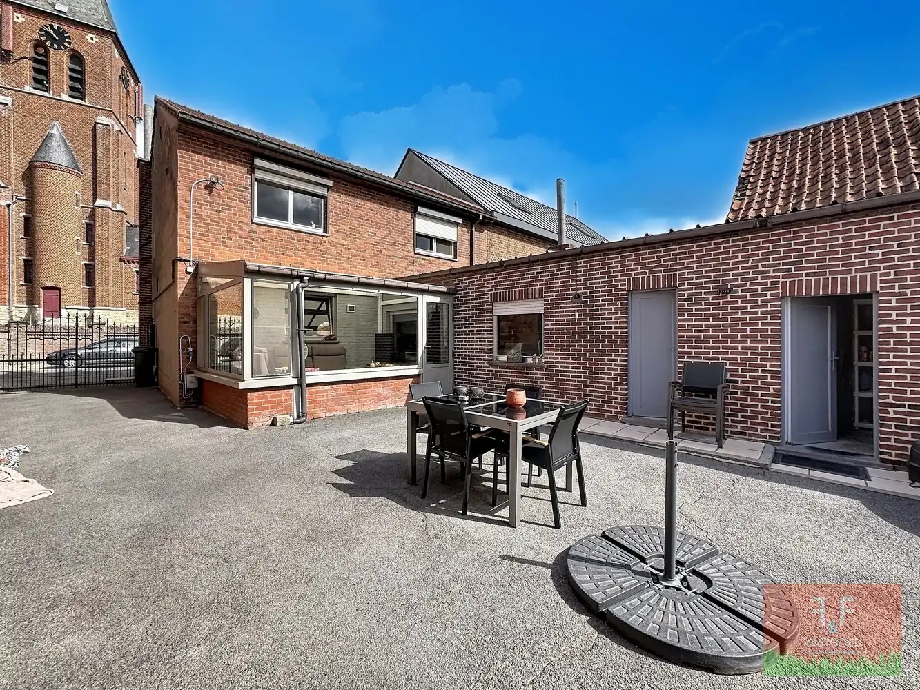 Halfopen bebouwing met 5 slaapkamers, ruime garage en grote tuin te Bavegem foto 24