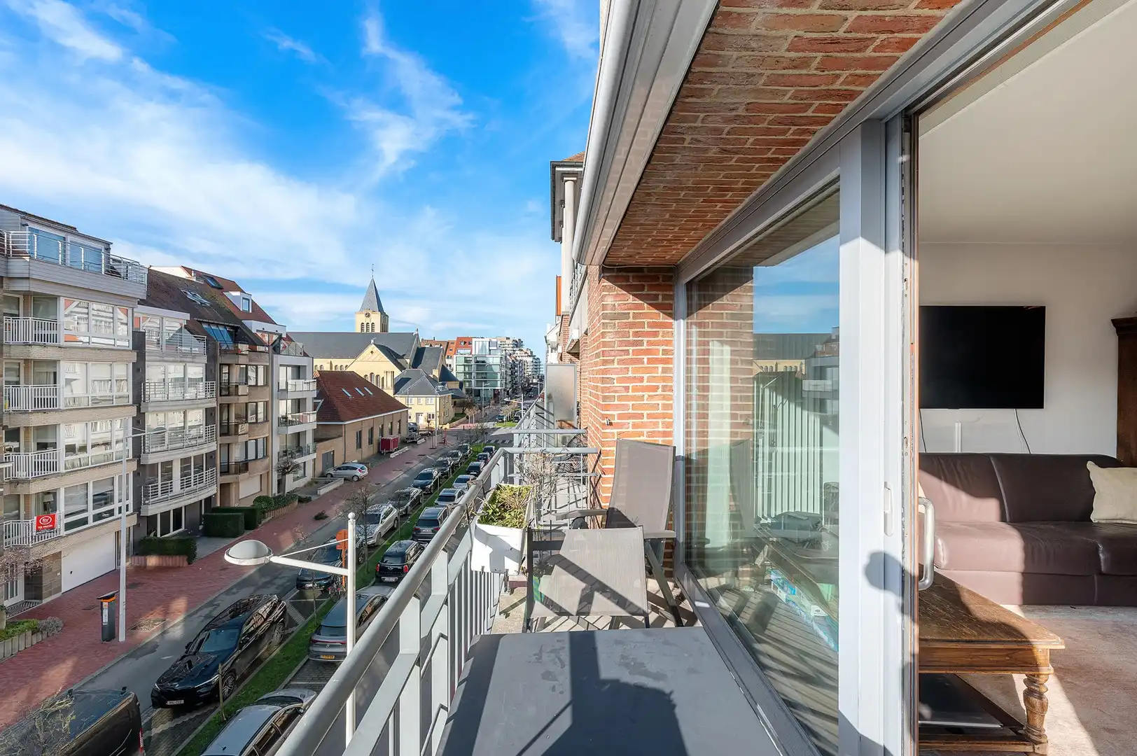 Lichtrijk appartement op enkele stappen van de Dumortierlaan. foto {{pictureIndex}}