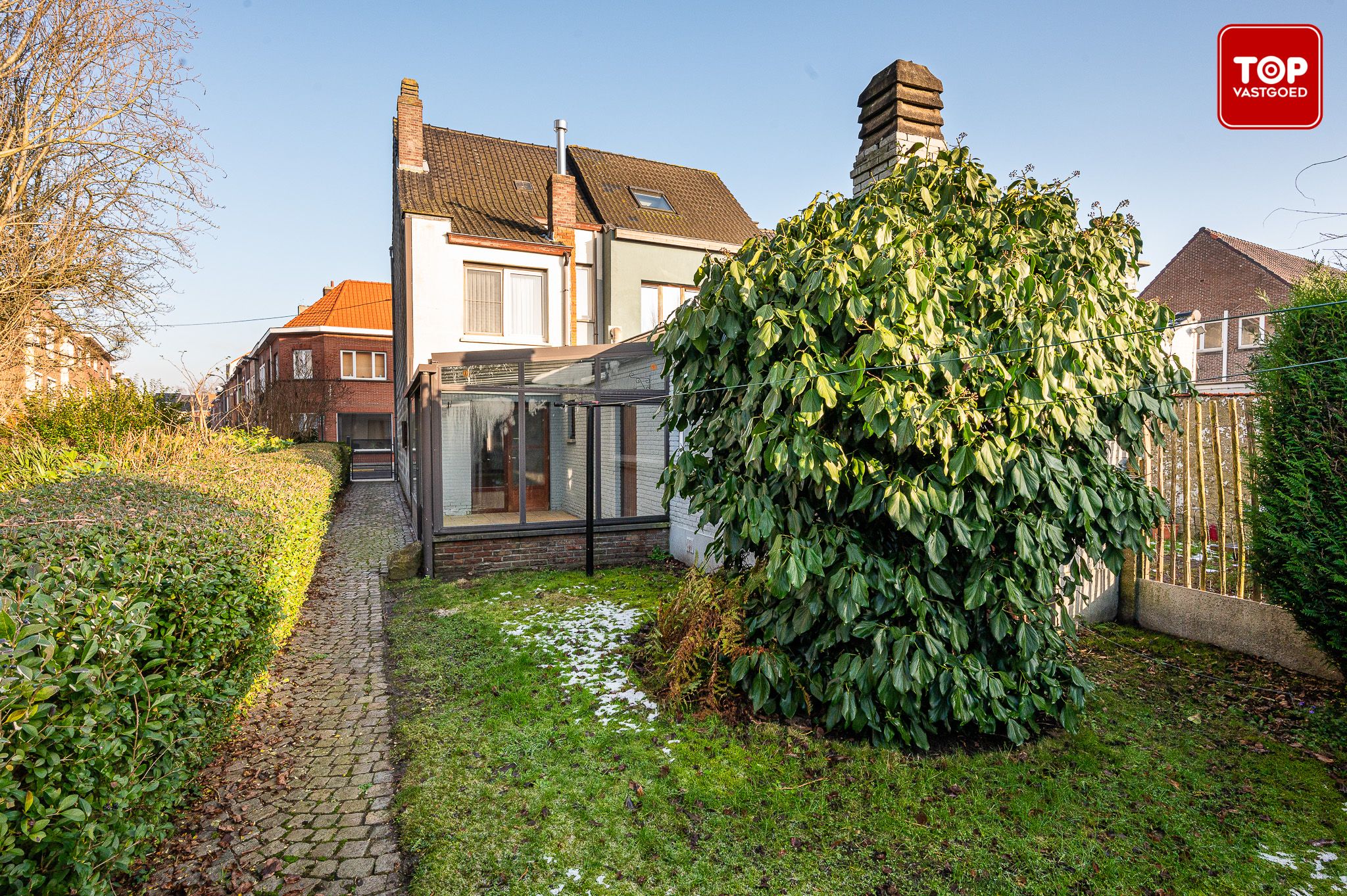 Goed gelegen woning met veel potentieel nabij het centrum van Gentbrugge foto {{pictureIndex}}