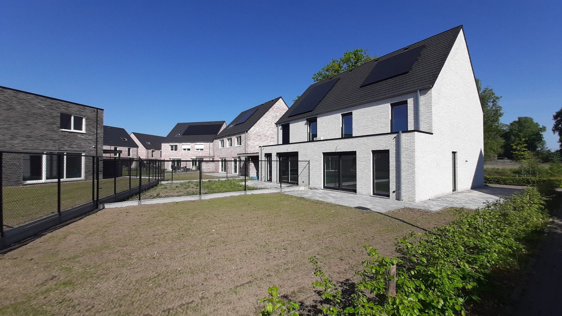 Energiezuinige halfopen bebouwing met 3 slpk’s en zongerichte tuin foto 3