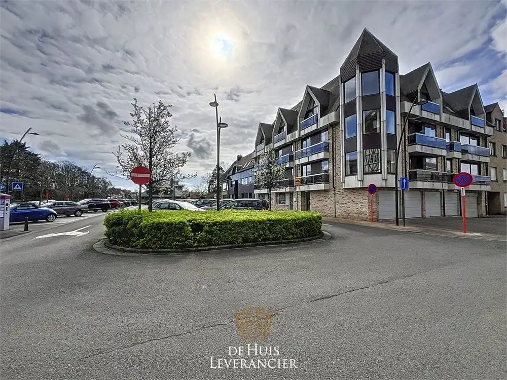 Grote garage met staanplaats te koop in Koksijde foto {{pictureIndex}}