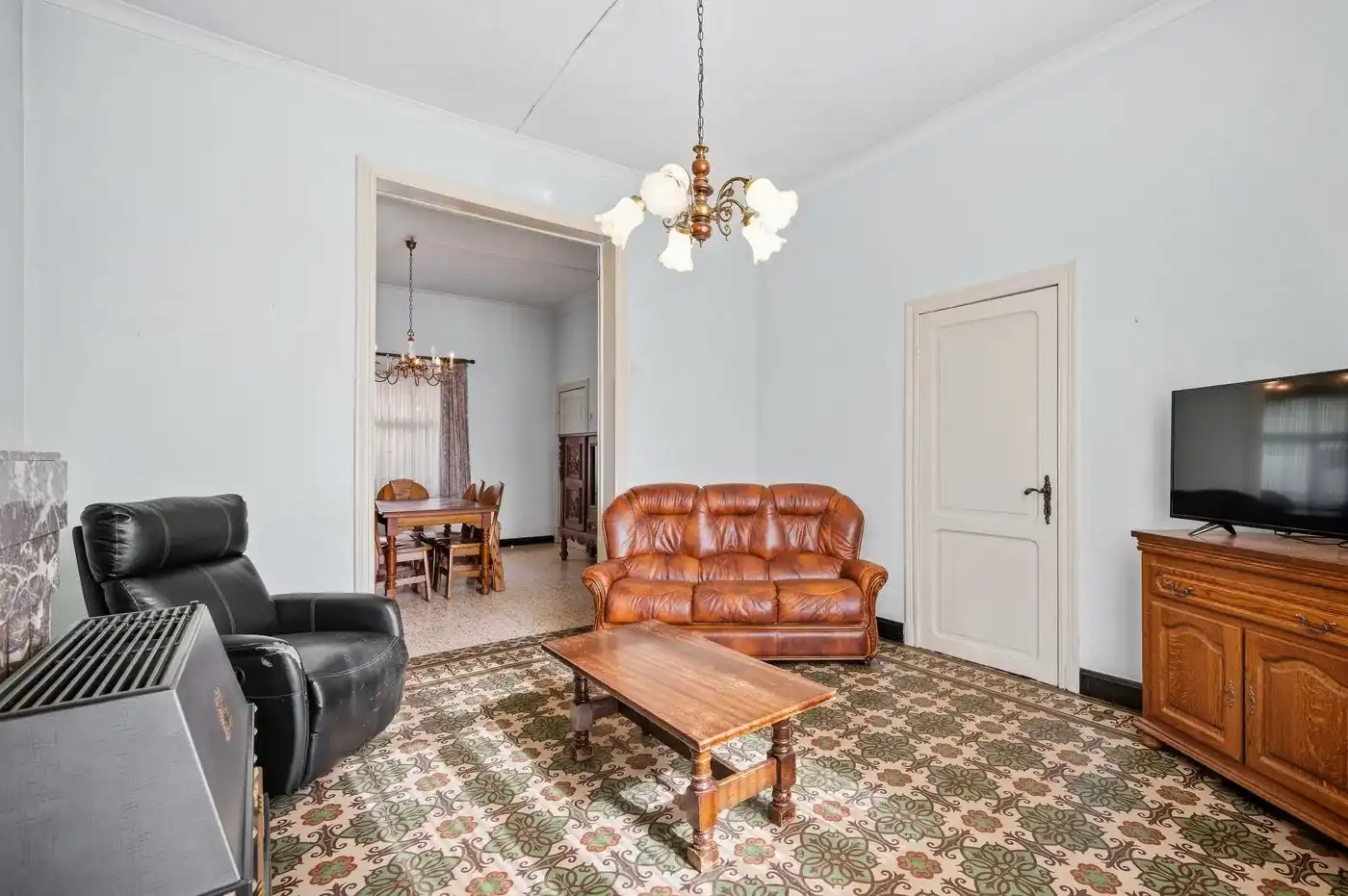 Charmante renovatiewoning met grote tuin en garage op royaal perceel foto 3