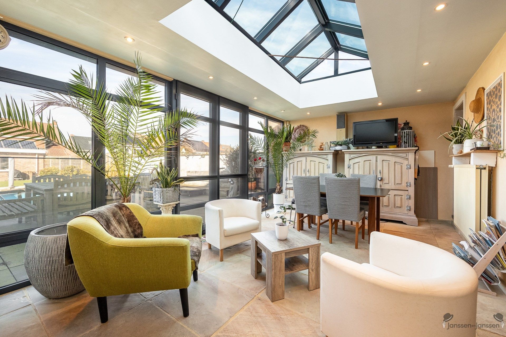 Ruime woning met bijgebouw op een perceel van 497m². foto 7
