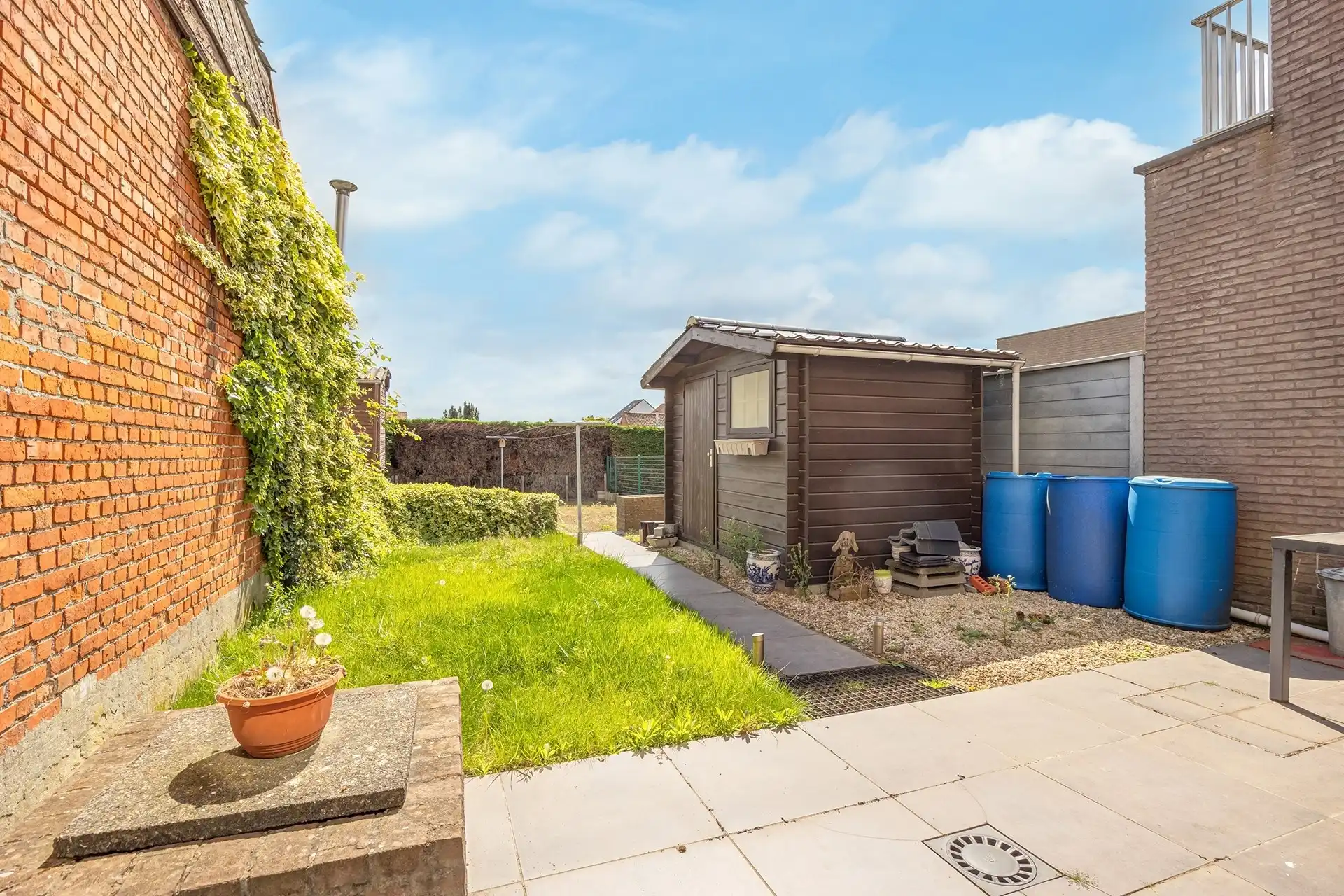 Op te frissen bel-étage woning met 3 slaapkamers en grote garage & tuin foto 2
