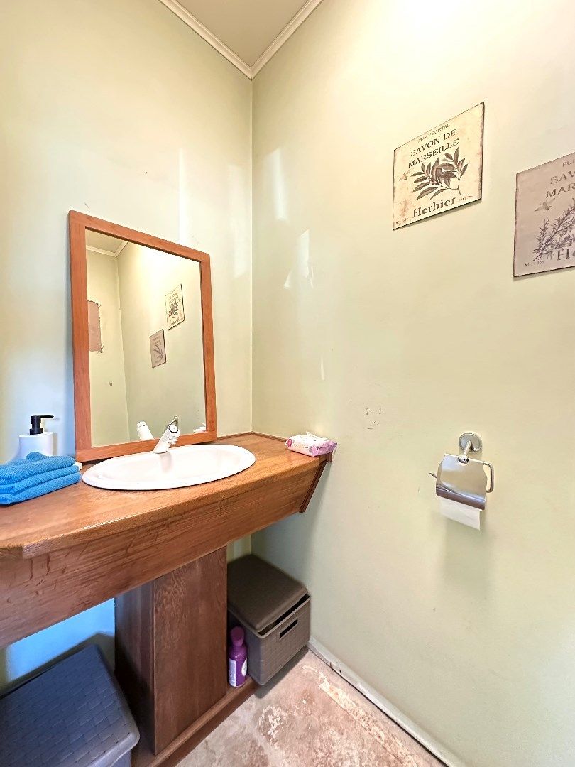 Ruim handelspand met magazijnen, loods, bureelruimte en grote tuin foto 13