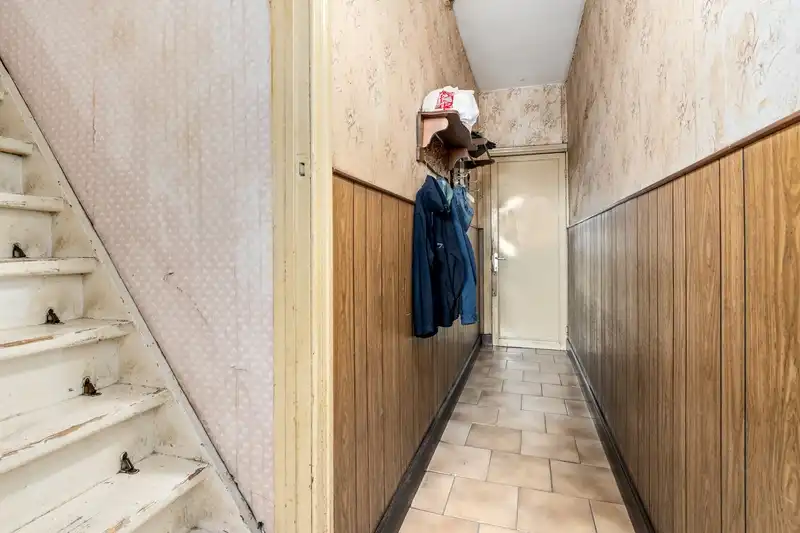 Roeselare-stadsrand.  Te renoveren ruime stevige rijwoning met 3-4 slaapkamers op een mooi perceel van 263m2.  Ideaal voor doe-het-zelver en renoveerder/investeerder. foto 3
