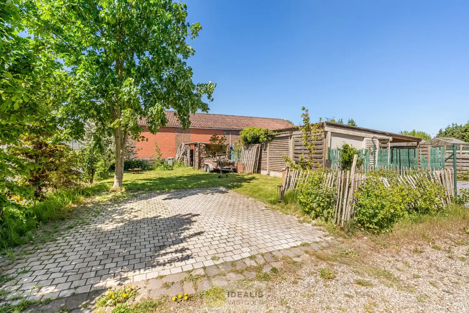 OP TE FRISSEN GEZINSWONING MET LICHTRIJKE LEEFRUIMTE EN AANSLUITEND RUIME KEUKEN, BERGING, BADKAMER VOORZIEN VAN DOUCHE EN BAD EN 3 SLAAPKAMERS OP EEN PERCEEL VAN 5A 37A - Deze woning omvat +-158m² bewoonbare oppervlakte verdeeld over een lichtrijke woonkamer met aansluitend een ruime keuken, berging, badkamer voorzien van douche en bad en 3 slaapkamers. De woning is gelegen op een aangenaam perceel van 5a 37ca vlakbij het centrum van Opitter (Bree), op fietsafstand van winkels, horeca en scholen,… Zeer geschikt voor kandidaten op zoek naar een op te frissen woning met karakter die ruimte en rust biedt doch dicht bij allerlei faciliteiten is gelegen. foto 27