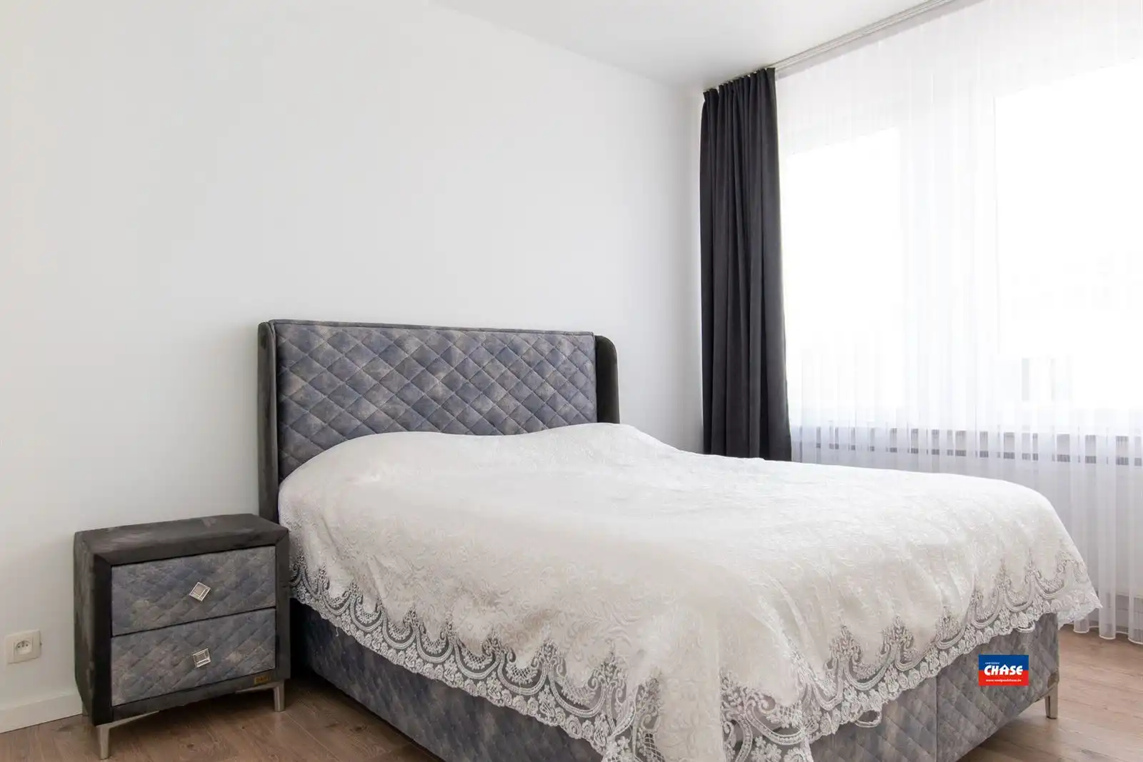 Gerenoveerd appartement met twee ruime slaapkamers en terras foto 6