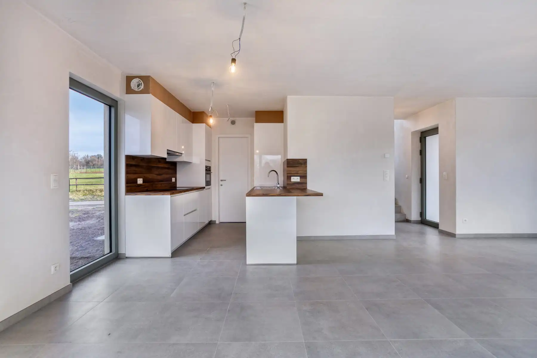 Afgewerkte nieuwbouwwoning met 4 slaapkamers foto 8