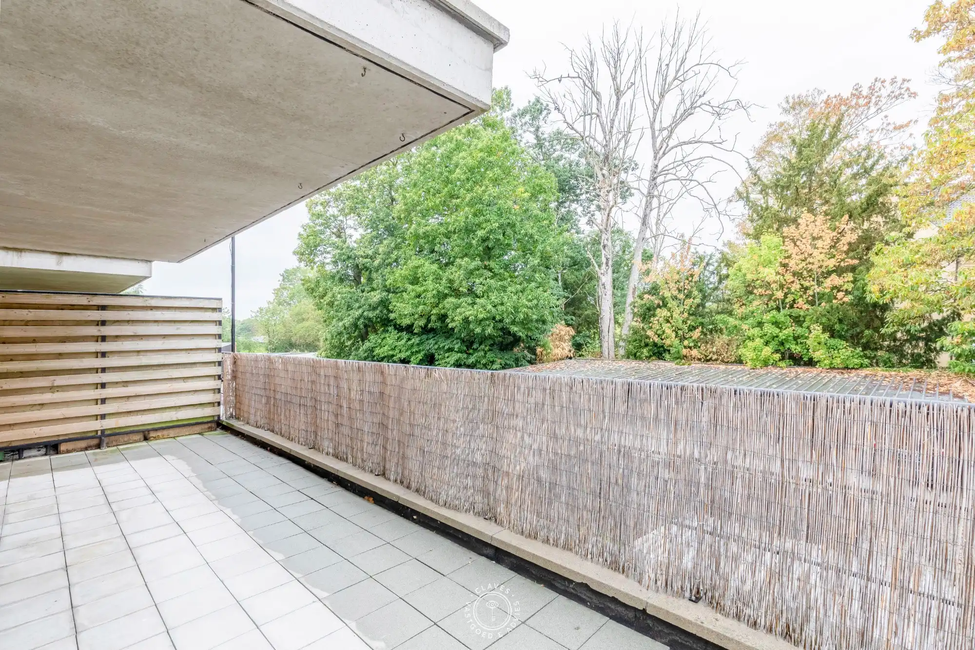 Verzorgd 2 slaapkamer appartement met ruim terras en autostaanplaats foto 7