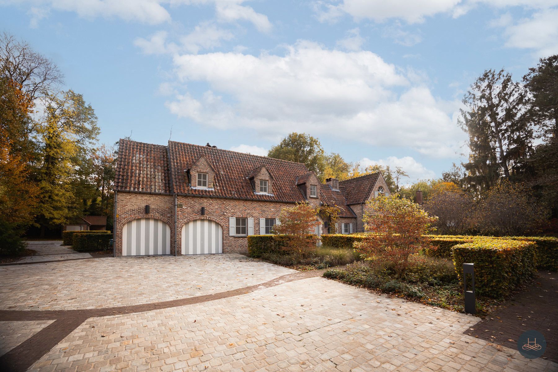 Riant landhuis met zwembad op ruim perceel in rustige wijk foto 2