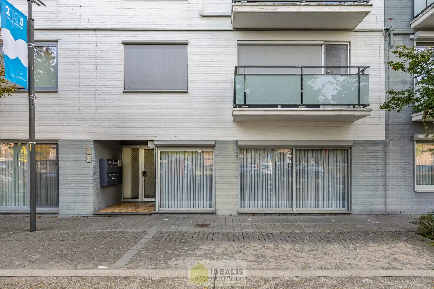 IDEALIS VASTGOED - GELIJKVLOERS APPARTEMENT IN HET CENTRUM VAN KAULILLE, BOCHOLT! Dit appartement van het bouwjaar 1972 biedt u een ruime keuken met aangrenzend bijkeuken met extra opbergruimte, een heerlijke woonkamer met grote glaspartijen, fijne slaapkamer, terras en privatieve garagebox. Dé unieke kans voor kandidaten op zoek naar een appartement op een aangename locatie vlakbij het centrum van Bocholt!! foto 2