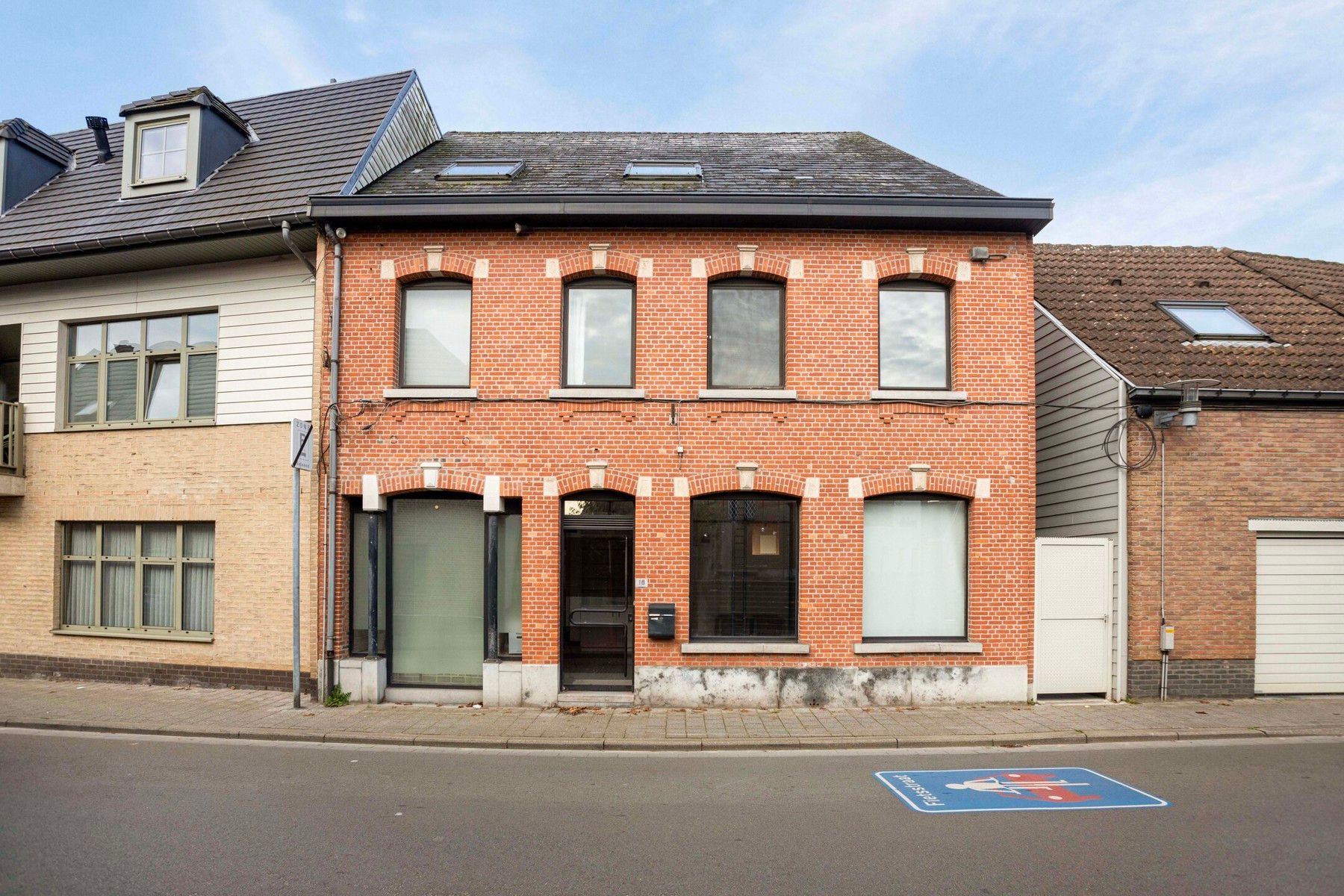 WSB-immo: ruime woning met handesruimte in het centrum! foto {{pictureIndex}}