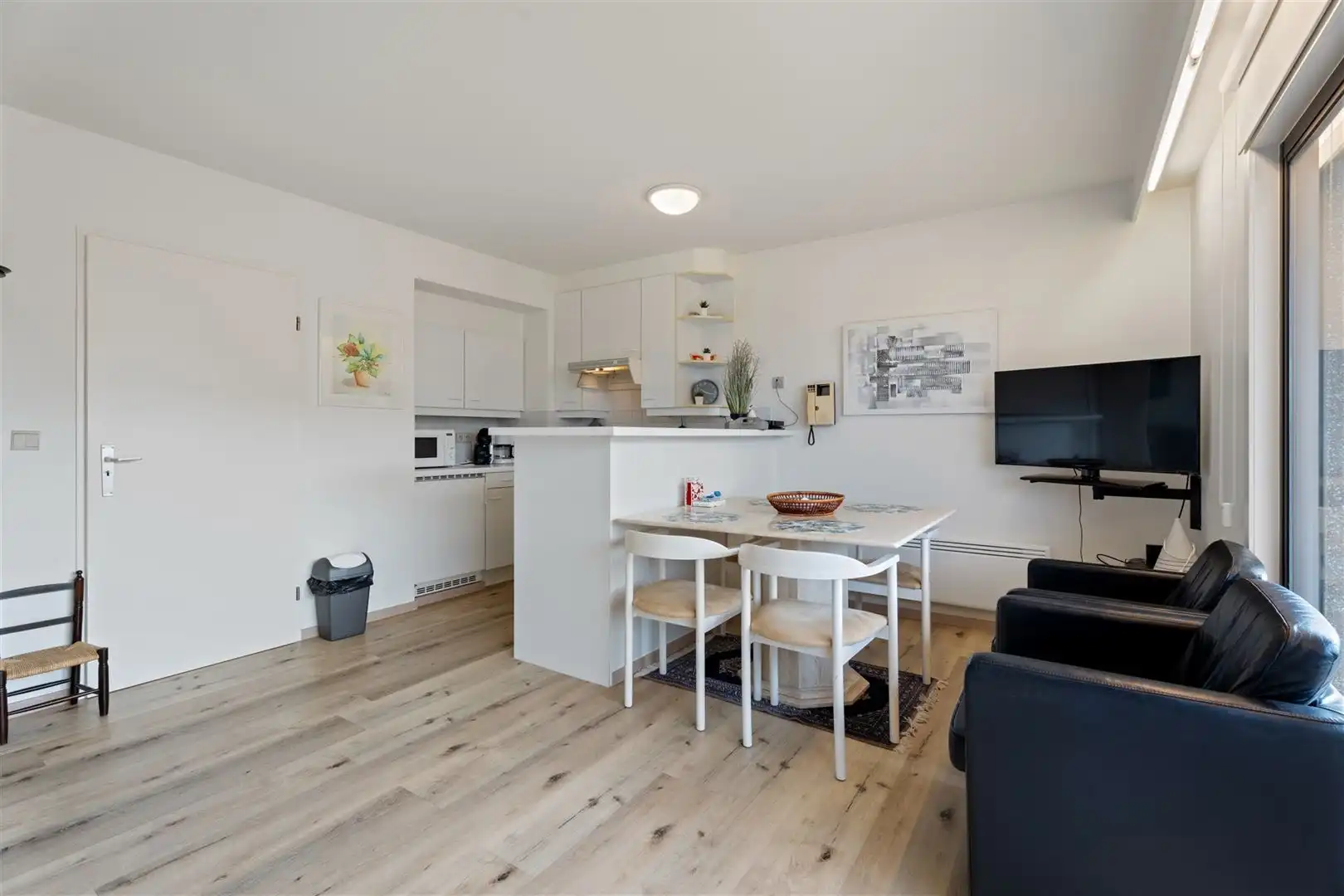 Grote vernieuwde zuidgerichte studio met groot terras foto 2