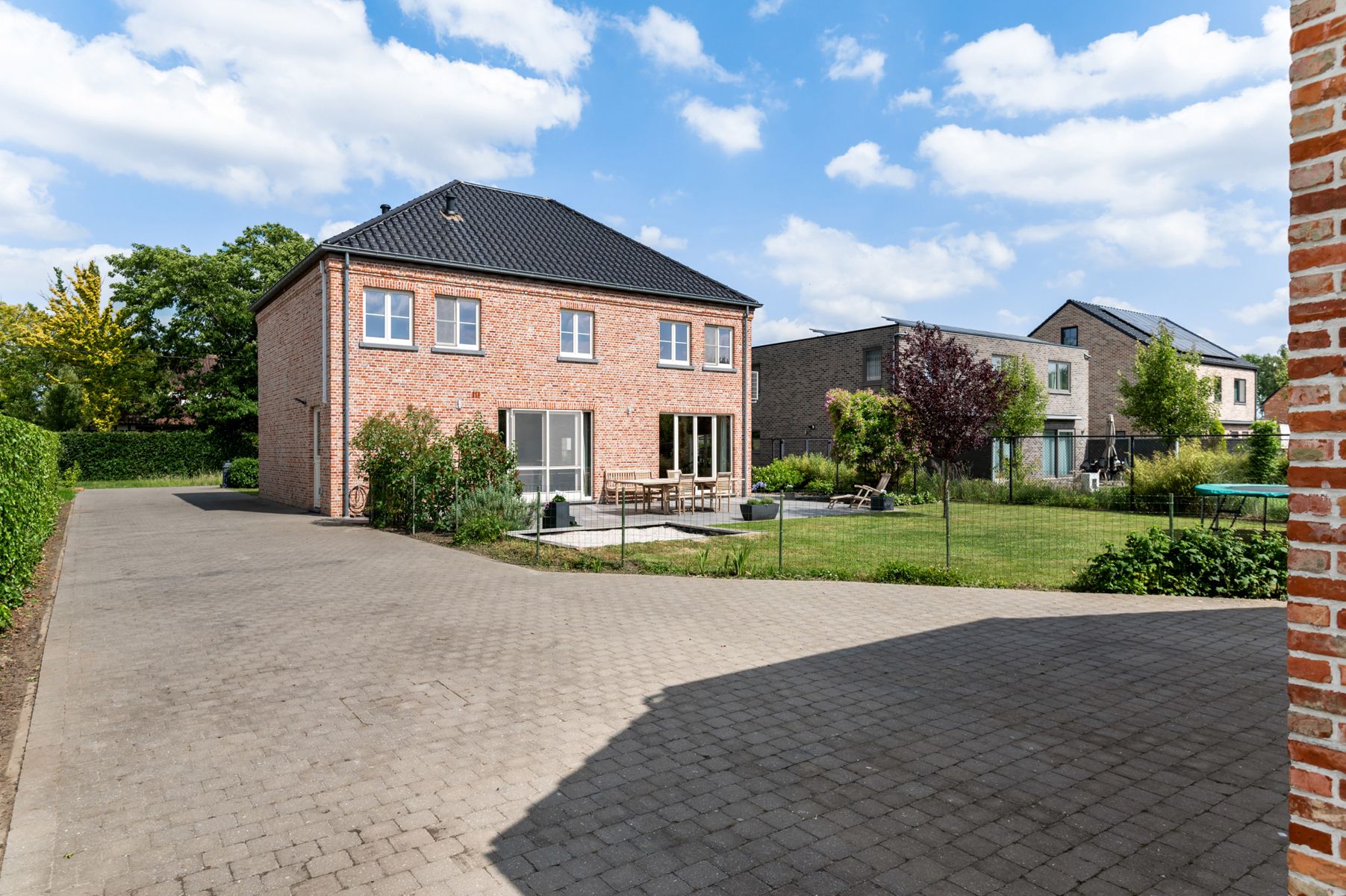 Recente villa met charme op ruime kavel foto 5