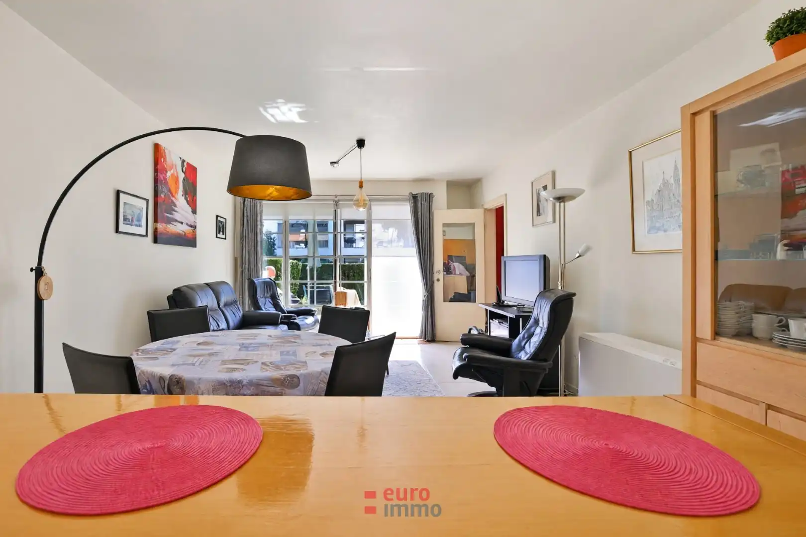 Gelijkvloers appartement met een ruim, zuidgericht terras en gezellig tuintje! foto 8
