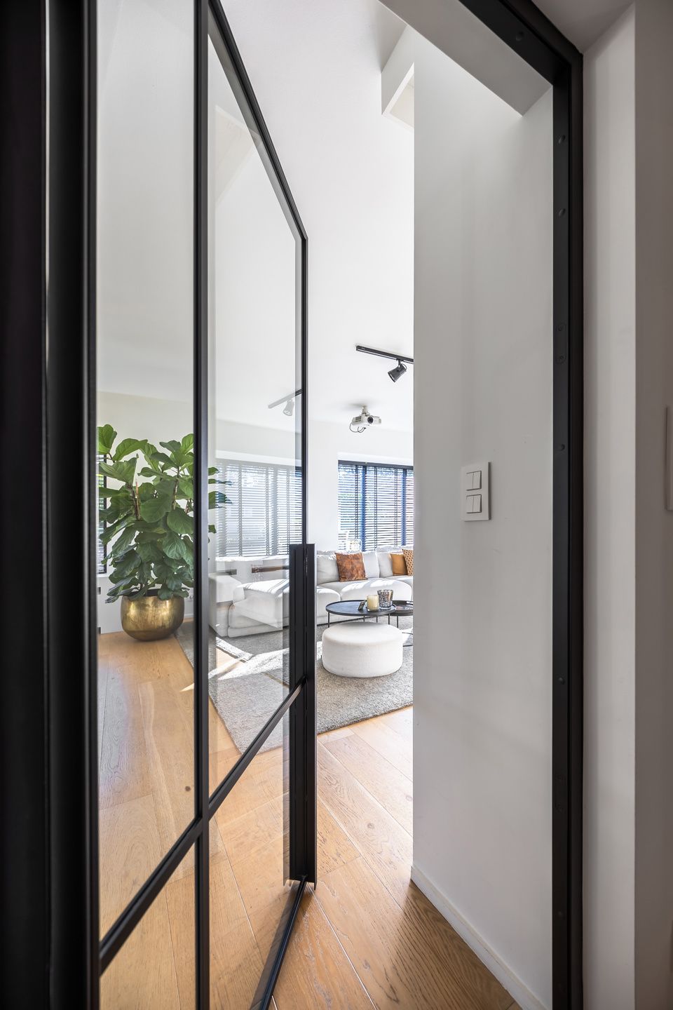 Recent gerenoveerde rietgedekte villa vooraan Schilde dorp! foto 4