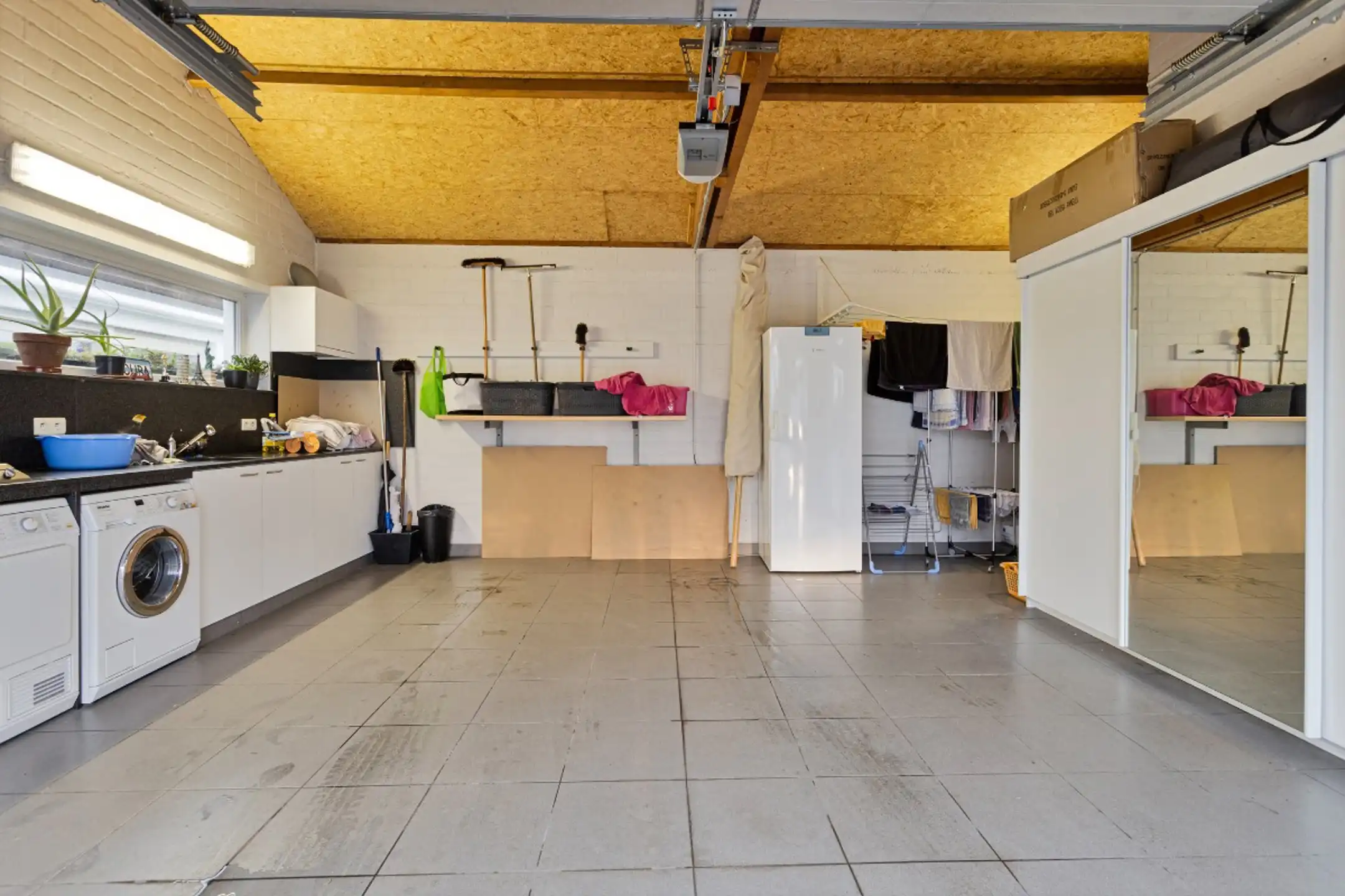Modern ingerichte villa met loods in Moerkerke foto 25
