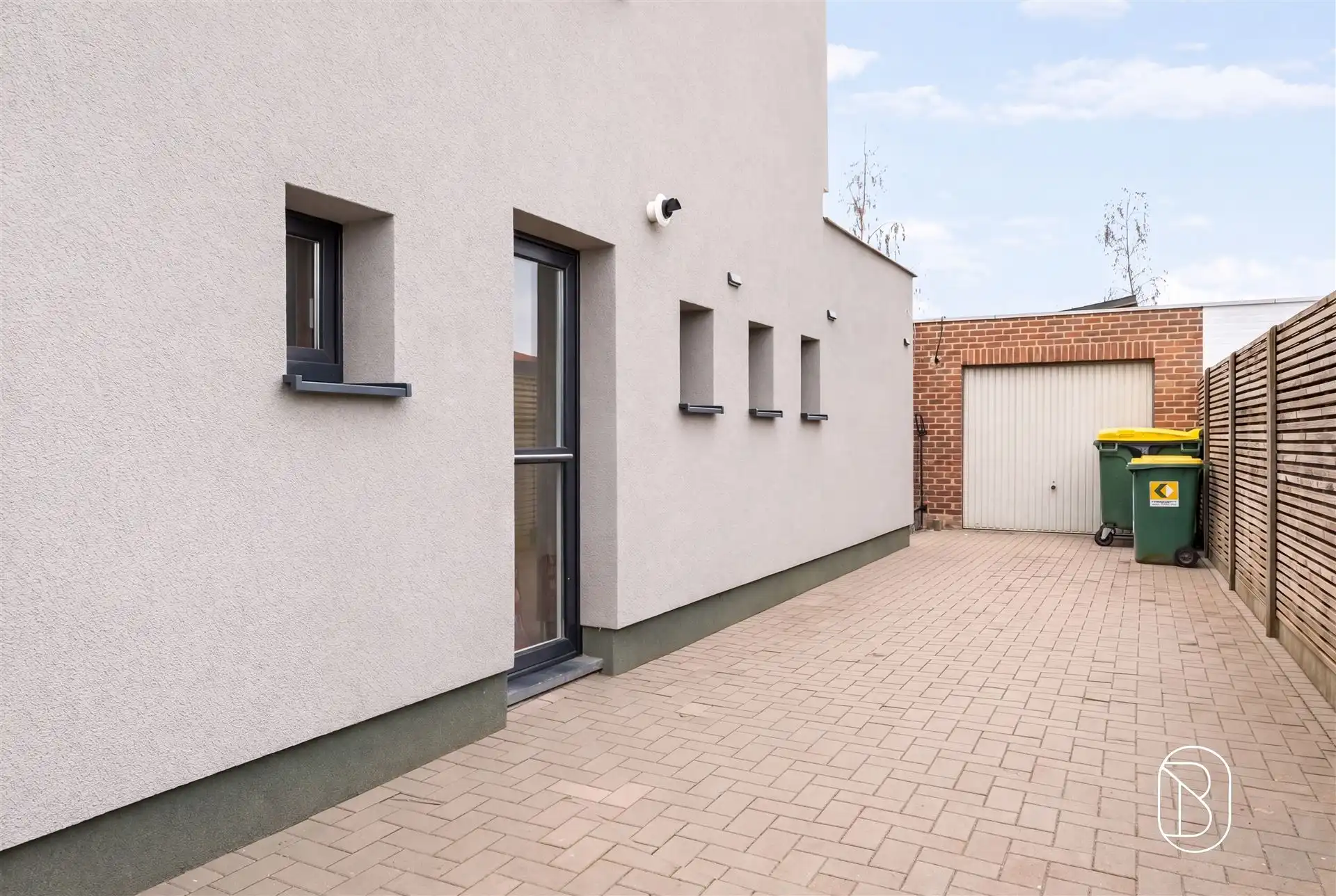 Halfopen woning met garage en tuin in Harelbeke foto 2