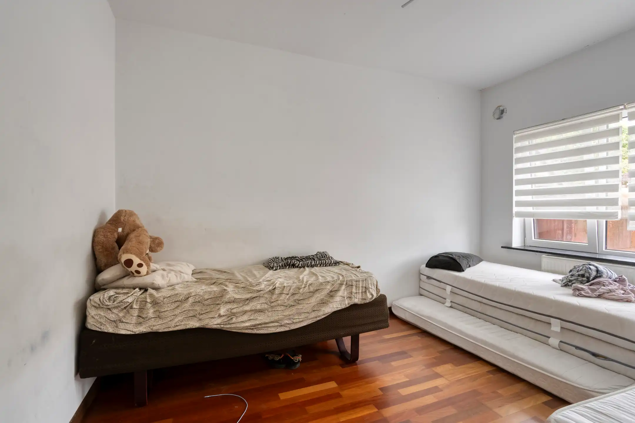Ruime rijwoning met 4 slaapkamers en renovatiepotentieel foto 10