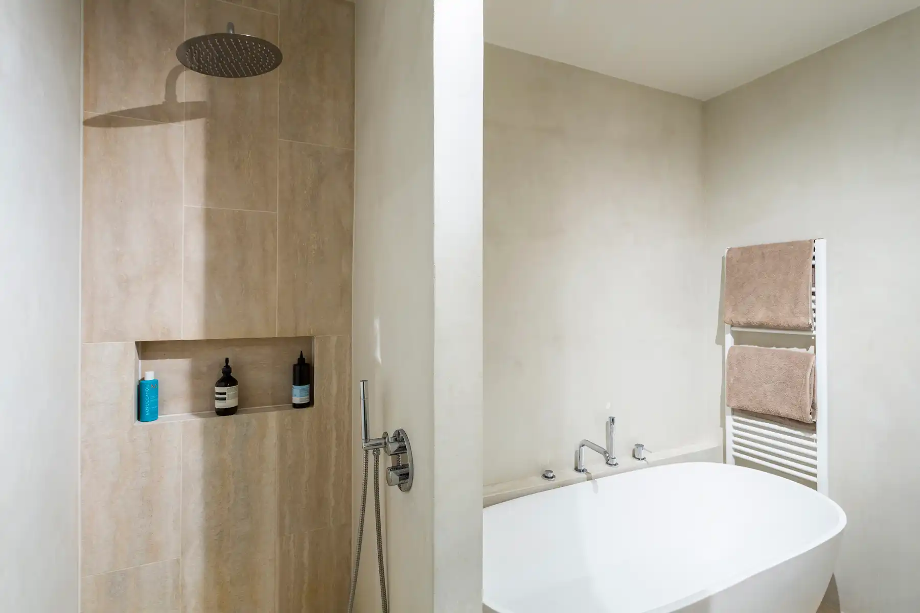 Elegant gerenoveerd appartement met terras foto 9