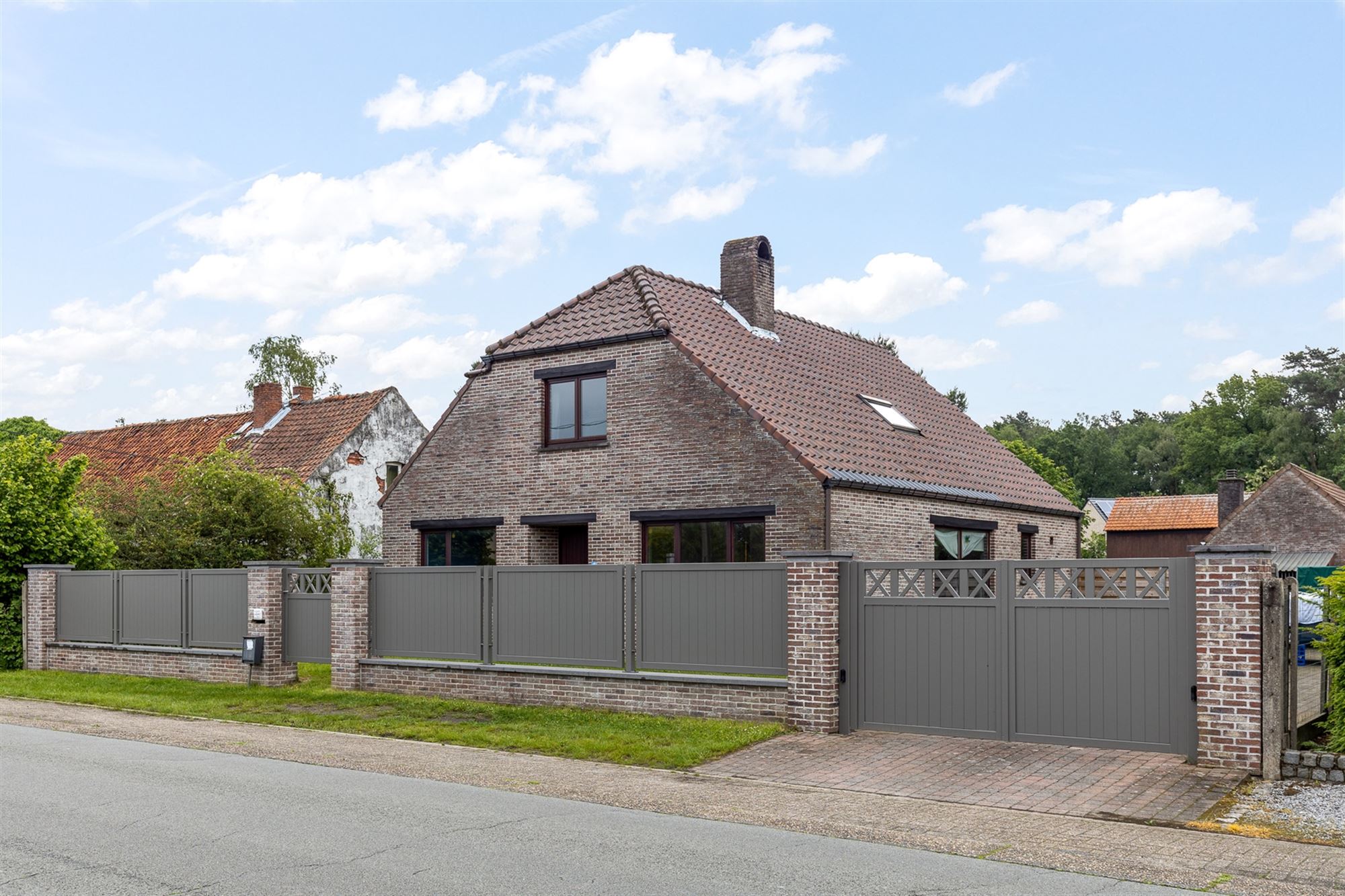 VRIJSTAANDE WONING MET 3 SLAAPKAMERS RUSTIG GELEGEN OP DE KERKHOVENWEG OP EEN RUIM PERCEEL VAN 11A87CA foto 1